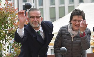 Wünscht sich neuen Schwung fürs Stadtmarketing: Gabriele Conert beim Boulespiel während des „Gütersloher Frühlings“ mit GTM-Geschäftsführer Jan-Erik Weinekötter. Archivfoto: Jens Dünhölter - Jens Dünhölter