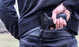 Als sich der Inhaber der Rolex und der vermeintliche Käufer einig zu sein schienen, zog der Kumpel des Interessenten eine Pistole aus seiner Hosentasche. - Symbolfoto: pixabay / Creative Commons