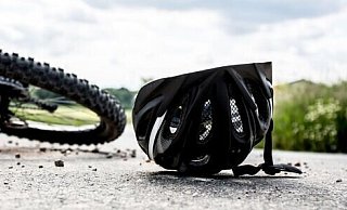 Nach einem Unfall mit einem Schwerverletzten hat das Landgericht Bielefeld einen 30-Jährigen wegen Fahrerflucht zu einer Bewährungsstrafe verurteilt. - picture alliance / Fotostand