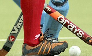 So massiv sind herkömmliche Hockeyschläger beschaffen. Der Jugendliche Täter schlug damit so hart zu, dass er zerbrach. - Symbolfoto: picture alliance / dpa