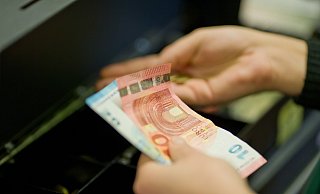 Dem Kassierer fiel zu spät auf, dass er dem Angeklagten zu viel Geld herausgegeben hatte. - Daniel Karmann