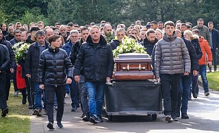 Zu der Beerdigung von Besar Nimani sind schätzungsweise mehr als 1.000 Personen gekommen. - Andreas Zobe