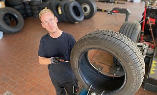 In vielen Fällen können Pkw-Reifen mit Stichverletzungen in einem qualifiziertem Fachbetrieb repariert werden. Der 26-jährige Tobias Löwe kümmert sich beim Gütersloher Unternehmen Reifen Kamps um die sogenannte Vulkanisation. - Christian Bröder