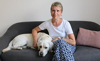 Kinder- und Jugendcoach Marion Giesbrecht mit "Barney", dem vierjährigen Therapie-Begleithund. Der Labradorrüde spielt eine wichtige Rolle während ihrer Arbeit mit Kindern und Jugendlichen. - Heike von Schulz