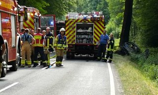 Der Wagen prallte aus bislang ungeklärter Ursache vor einen Baum. - Dieter Scholz