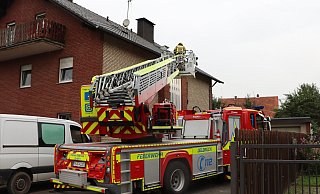 Mit der Drehleiter rettete die Delbrücker Feuerwehr einen Mann glitschigen Dach eines Mehrfamilienhauses. Er hatte versucht, von einem Dachfenster zum nächsten zu klettern, um in seine Wohnung zu gelangen. - Feuerwehr