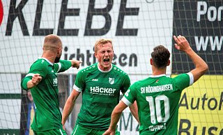 In den Fokus gespielt: Niklas Wiemann (m.) wechselt in die 3. Liga. - Joel Beinke