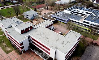 Die Anmeldungen zur fünften Klasse übersteigen die Kapazitäten der Realschule Bünde-Nord (links). Zusammen mit dem Freiherr-vom-Stein-Gymnasium und der Erich-Kästner-Gesamtschule bildet die Realschule das Schulzentrum Nord. - Gerald Dunkel