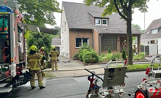 Feuerwehrleute löschten den Brand an der Fürstenallee rasch ab. - Ralph Meyer