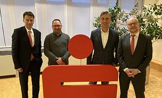 Der Bürgermeister der Stadt Vlotho, Rocco Wilken (2.v.r.), wurde zum Verbandsvorsteher und das Vlothoer Ratsmitglied Christian Wömpner (2.v.l.) zum Vorsitzenden der Verbandsversammlung der Sparkasse Herford gewählt. Vorstand Horst Prüßmeier (l.) und Thorsten Gerhold, stellvertretendes Vorstandsmitglied, gratulieren. - Sparkasse Herford