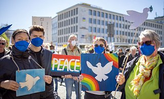 Fahnen, Banner und handgemalte Plakate brachten die Demonstranten mit zum Ostermarsch für Ostwestfalen-Lippe. - Oliver Krato