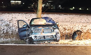 Mit schweren Beschädigungen mussten beide beteiligten Unfallfahrzeuge von der B7 bei Warburg abgeschleppt werden. - Polizei Höxter