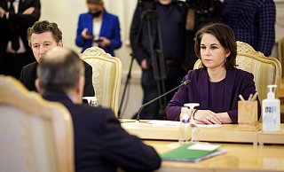 Außenministerin Annalena Baerbock trifft Sergej Lawrow (vorn), seit knapp 18 Jahren russischer Chefdiplomat und am längsten amtierender Außenminister in Europa. - picture alliance / photothek