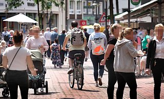 Das Fahrradfahren in der Gütersloher Innenstadt ist in manchen Bereichen untersagt. Wer trotzdem durch die Zonen radelt, muss mit Verwarngeldern von bis zu 40 Euro rechnen. - Andreas Frücht