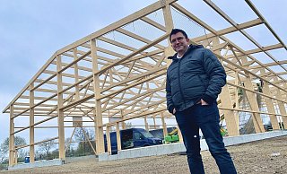 Stefan Stamm führt den Delbrücker Holzbaubetrieb in dritter Generation. Er übernahm vor zehn Jahren. Die neue Halle entsteht dort, wo Ende Juni ein Feuer die alte Firma komplett vernichtete. - Jens Reddeker