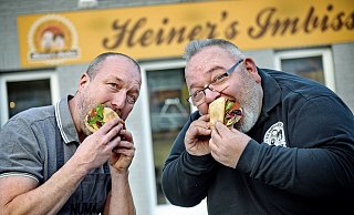 Lars Reddemann (Numa) und Heiner Meierewert (Heiners Imbiss) beißen gerne rein – und duellieren sich rund um das Thema Fleisch. - Barbara Franke