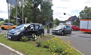 Beide Autos mussten abgeschleppt werden. - Polizei