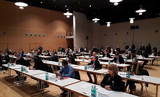 Die konstituierende Sitzung des Rates in der Stadthalle Höxter – mit Abstand und Mund-Nasen-Bedeckung. - Simone Flörke