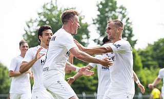 Erzielte den letzten Treffer des SVR in dieser Saison: Daniel Flottmann (Mitte) jubelt nach seinem Tor zum 4:1 mit Nico Buckmaier (l.) und Christian Derflinger. - Noah Wedel