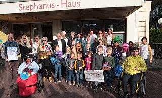 Landrat Christoph Rüther (Mitte) hat den Heimatpreis 2023 des Kreises Paderborn an „Die Bühnenadler“ mit der Theaterpädagogin Gisela Schelhasse (4. v. l.), an Gaby Kloppenburg und Marita Schäfers (r. neben Rüther) aus Fürstenberg und an den Förderverein zur Betreuung der Grundschüler Siddinghausen/Weine übergeben. - Uwe Müller