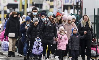 Bilder wie dieses von der ukrainischen Grenze lassen erahnen, dass bald noch mehr Geflüchtete in Bielefeld ankommen werden - vor allem Frauen und Kinder. - imago images/NurPhoto