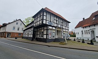 Das markante Fachwerkhaus an der Langen Straße 37 steht zum Verkauf. Es gibt bereits einen Interessenten. - Uwe Pollmeier