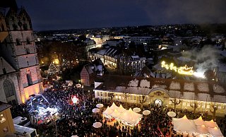 Der Weihnachtsmann flog in seinem Rentierschlitten hoch über den Menschen auf dem Rathausplatz. Das Event war beliebt, auch wenn das Wetter nicht immer perfekt war. - Frank-Michael Kiel-Steinkamp