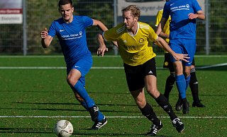 Derby an Spieltag 1: Michel Dennin (l.) gastiert mit dem TuS 08 Senne I bei Jannis Bölt und dem VfR Wellensiek. - Foto: Andreas Zobe/NW