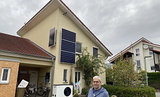 Guntram Sauermann vor seinem Haus, das er zu 70 Prozent mit eigenem Strom versorgt. - Dirk Windmöller