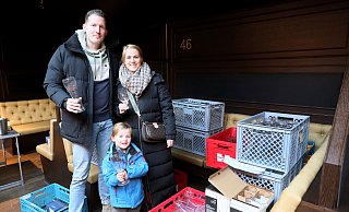 Katharina Steder und Marcel Schieskow mit Sohn Anton haben günstig Biergläser für einen Freund gefunden. - Frank-Michael Kiel-Steinkamp