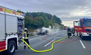 Am Mittwochmorgen brannte ein Auto auf der A2 zwischen Vlotho und Herford. - Feuerwehr Vlotho