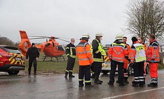 Feuerwehr und Rettungsdienst besprechen sich. - Charlotte Mahncke