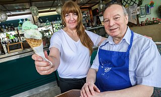 Renzo und Meike Dal Mas sind mit ihrem Eiscafé Dolomiti seit 1982 im Bielefelder Westen zuhause. - Sarah Jonek