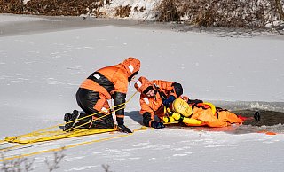 Dank eisiger Temperaturen konnte die Bielefelder Berufsfeuerwehr jetzt die Eisrettung auf dem zugefrorenen Obersee trainieren. Diese Szene stammt allerdings aus dem Jahr 2021. - Felix Boche