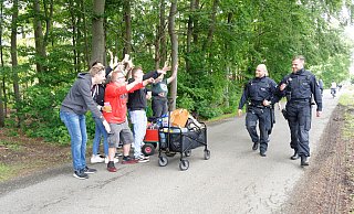 La-Ola-Welle für die Polizei: Die neun jungen Leute sind beim Vatertagsgeschehen am Hücker Moor die einzigen, die für Stimmung sorgen. Die Beamten nehmen's mit ganz viel Humor. - Andreas Sundermeier