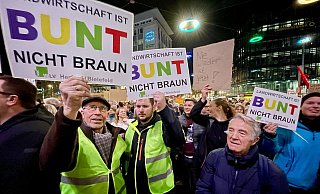 Diese Landwirte haben bei der Bielefelder Demo im Januar mit Plakaten Stellung bezogen. - lahr