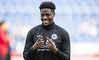 In der Saison 2017/18 stand Cerruti Siya unter anderem bei Heimspiel gegen den 1. FC Kaiserslautern im Zweitliga-Kader von Arminia Bielefeld. - picture alliance