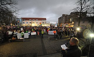Auch Espelkamps Bürgermeister Henning Vieker freute sich über die große Zahl an Menschen, die für Toleranz und Demokratie auf die Straße gingen. - Joern Spreen-Ledebur