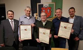 Hauptmann Christoph Klare (l.) und Oberleutnant Benedikt Hildmann (r.) gratulieren Martin Gemke (v. l.), Uwe Kilian und Thomas Thiele für ihre ehrenvollen Beförderungen. - Klaus Karenfeld