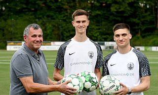 Herzlich Willkommen: Lohes Vorsitzender Andreas Hinkelmann (v. l.) mit den Neuzugängen Laurenz Wölfing und Rückkehrer Adrian Mavretic. - Jürgen Krüger