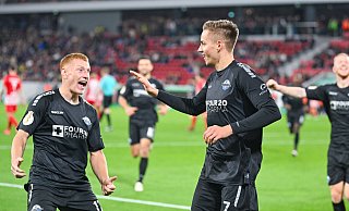 Beim Paderborner Pokalcoup in Freiburg konnte Laurin Curda (l.) zusammen mit dem Torschützen Filip Bilbija ausgelassen über den 3:0-Treffer jubeln. Beim Achtelfinale in Leverkusen muss der SCP-Neuzugang dagegen zuschauen. - picture alliance