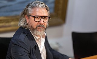 Kündigt das Familienstück an: Schauspieldirektor Dariusch Yazdkhasti. - Oliver Krato