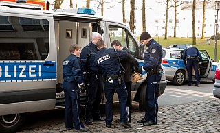Der mutmaßliche Täter konnte am Freitagabend noch in Tatortnähe festgenommen werden. - Symbolfoto: Christian Mathiesen