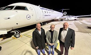 Eine Lufthansa-Maschine nach München hebt seit dem 30. Oktober wieder morgens um 7 Uhr von Paderborn/Lippstadt ab. Die Unternehmer Andreas Stein und Roland Damann (v. l.) sind froh darüber. Das freut auch Airport-Geschäftsführer Roland Hüser. - Jens Reddeker
