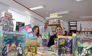 Elena Strehle (v. l.), Brigitte Förster und Meike Lohmeier freuen sich auf zahlreiche Teilnehmer beim Sommerleseclub. Dafür sind neue Medien mit interessanten Themen angeschafft worden. - Judith Gladow