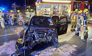 Der 23 Jahre alte Fahrer dieses Mazda 2 missachtete nach Auskunft der Polizei die Rotlicht zeigende Ampel an der Boker Straße und prallte auf der Kreuzung mit dem Skoda Octavia eines 35-Jährigen zusammen, der auf der Paderborner Straße (B 64) Richtung Paderborn fuhr. - Ralph Meyer