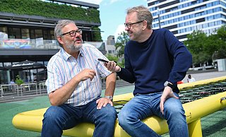 Ex-SPD-Ratsherr Georg Fortmeier im Gespärch mit "NW"-Redakteur Stefan Brams auf dem Kesselbrink. Im Hintergund links der Grüne Würfel und das Hochhaus H1. - BARBARA FRANKE