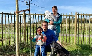 Len, Jan, Baby Lea und Antje Sieker mit Hund Lucy neben ihrem neuen Apfelbaum - Wencke Meckenstock