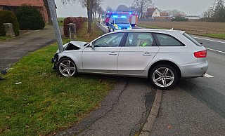 Bei dem Unfall auf der B252 krachte der Audi beim Linksabbiegen gegen eine Laterne. - FFW Warburg