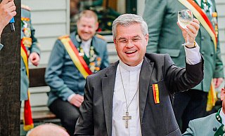 Bei seiner Schützenfest-Premiere in Paderborn hatte Erzbischof Udo Markus Bentz, der überall mit viel Applaus empfangen wurde, sichtlich Spaß. - Besim Mazhiqi